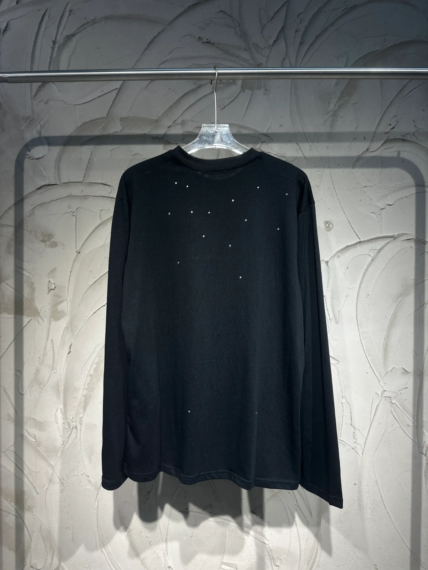 Acne Studios New Arrival North America Limited Laser Silver Silver Series Long Sleeve Hot Diamond T-Shirt Acne Studios Highest Edition Long Sleeve Series Long Sleeve T-shirt is one that you can’t help but love. The long-sleeved T os version is not picky. The snowflake cotton fabric feels soft and smooth and is not easy to wash. The fabric has been treated so it is stronger than the Quality counter. It can be used as sun protection clothing in summer. The same fabric as the original version is relatively thin. The feel and count are in place. The fried yellowing effect is cool. The printing effect is also in place. Details are online for comparison. 1 color and four sizes #long-sleeved T-shirt # #acne Color: White Black Size: S M LXL